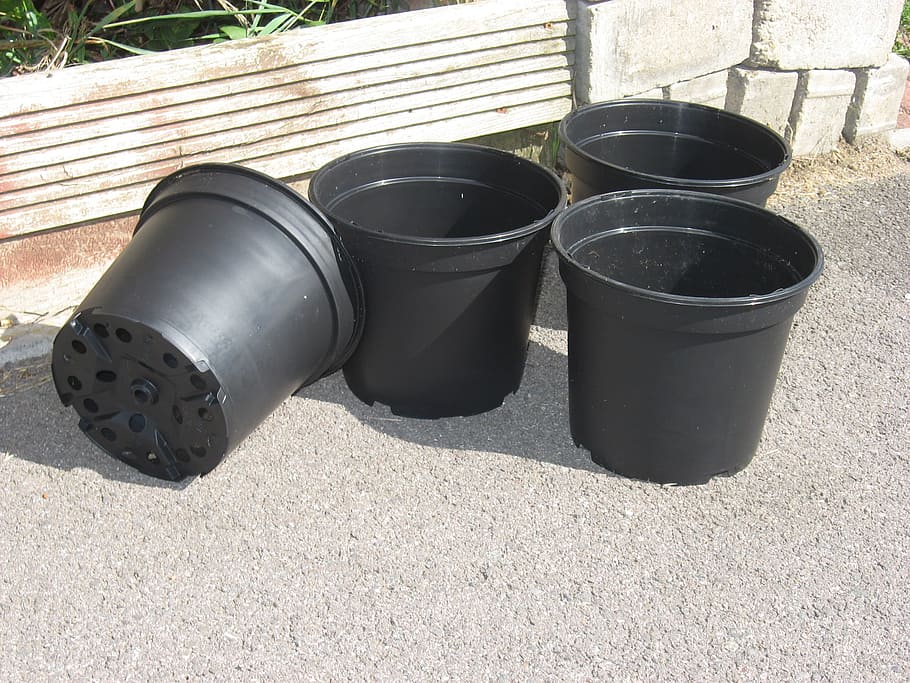 black plastic pots to use for gardening